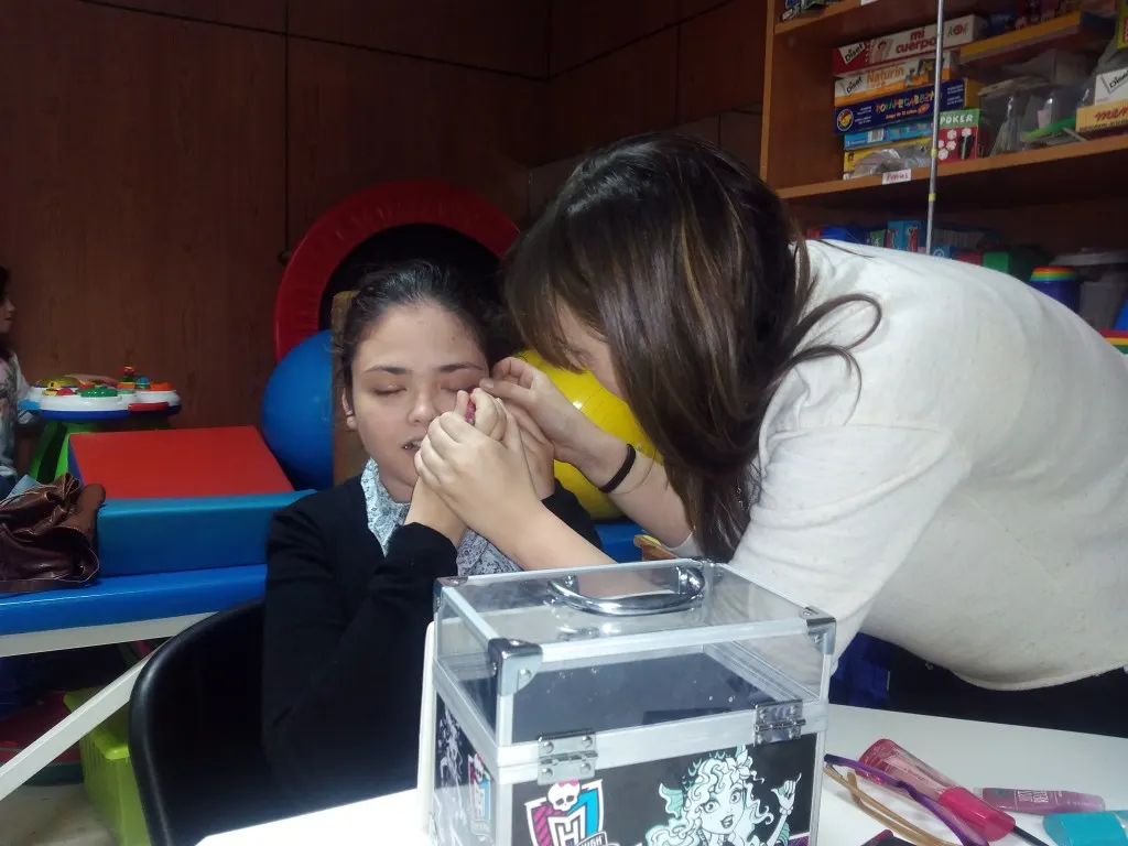 taller-maquillaje-daño-cerebral-adquirido-infantil-sevilla