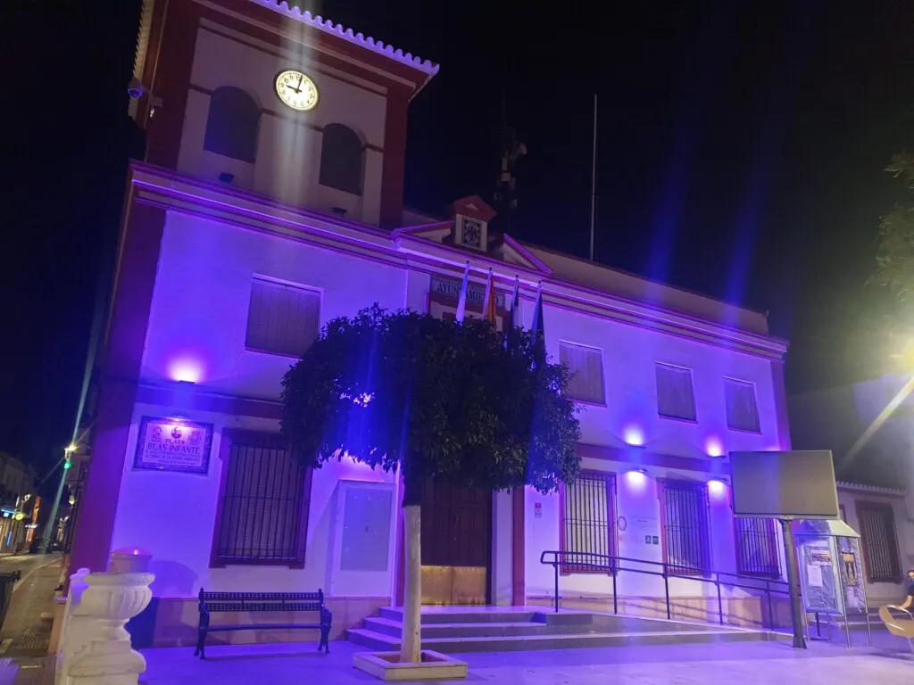 provincia-sevilla-iluminada-azul-dia-daño-cerebral-adquirido