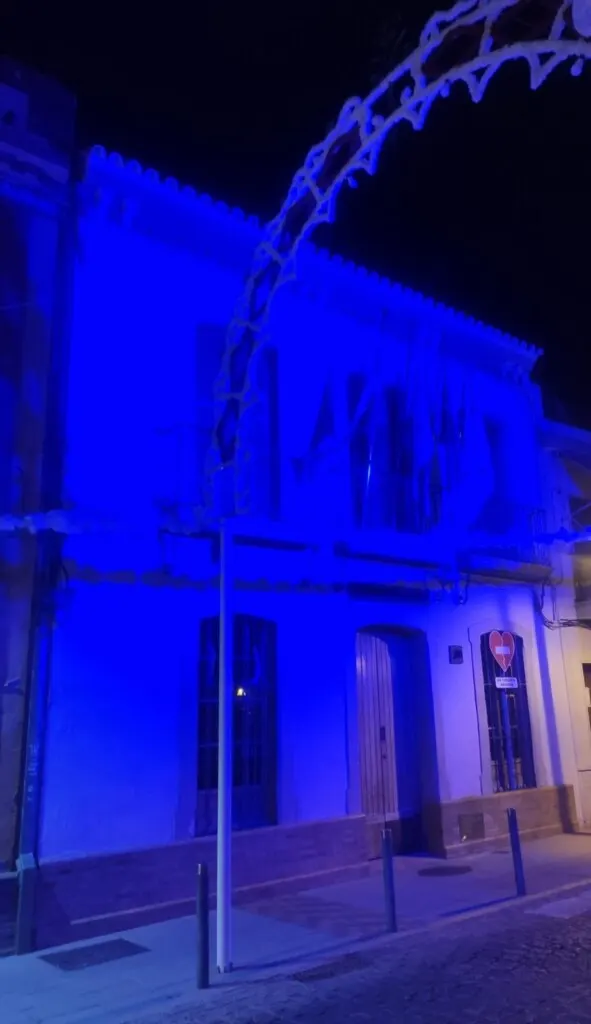 provincia-sevilla-iluminada-azul-dia-daño-cerebral-adquirido