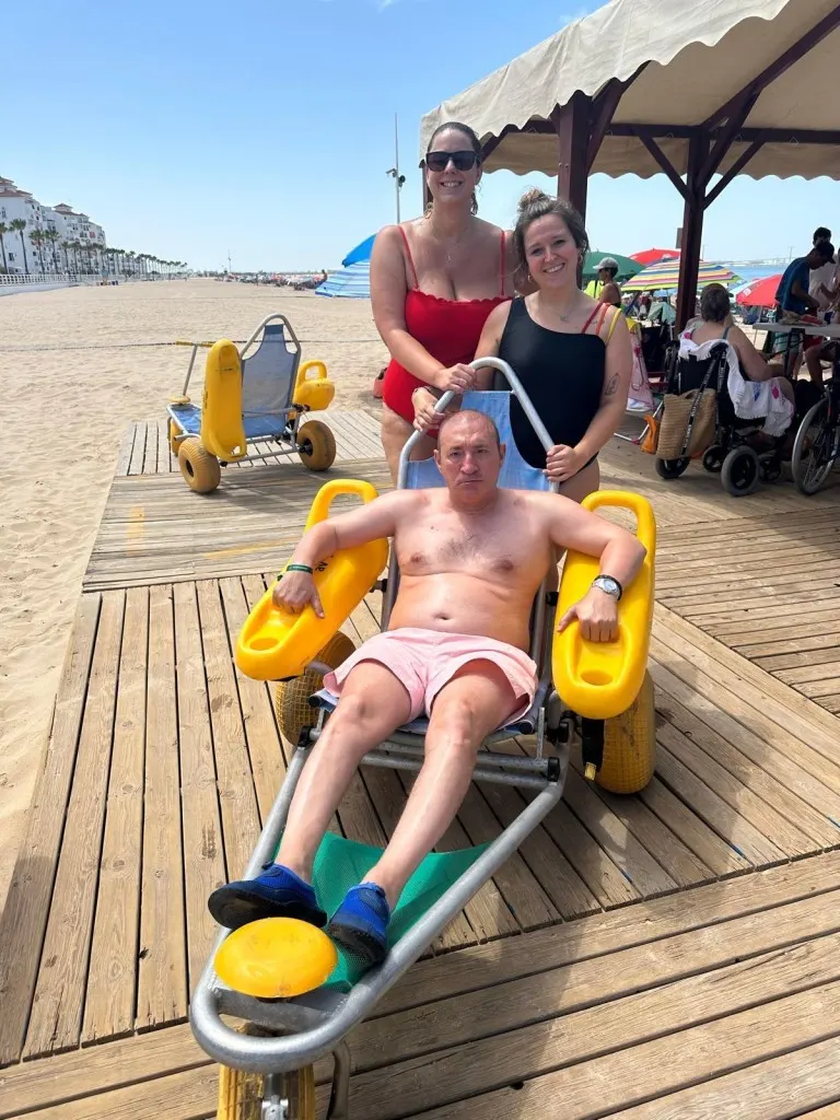 ocio-inclusivo-playa-daño-cerebral-sevilla-ictus